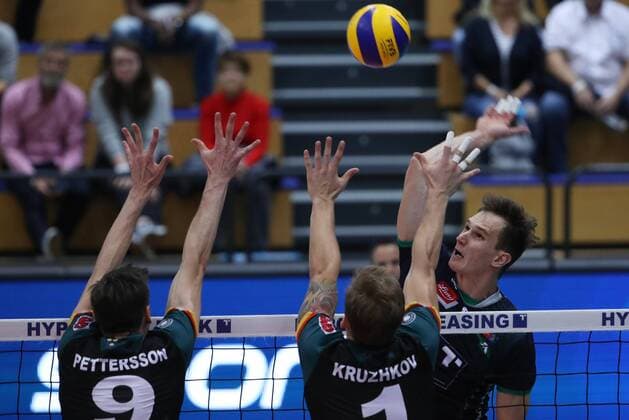 VOLLEYBALL - VBL, Tirol vs Ingersoll INNSBRUCK,AUSTRIA,21.OCT.17 - VOLLEYBALL - VBL, Hypo Tirol AlpenVolleys vs TV Ingersoll Buehl. Image shows David Pettersson, Iurii Kruzhkov (Buehl) and Stefan Chrtiansky (Tirol). GEPAxpictures xAndreasxPranter