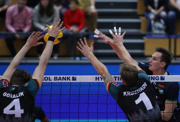 VOLLEYBALL - VBL, Tirol vs Ingersoll INNSBRUCK,AUSTRIA,21.OCT.17 - VOLLEYBALL - VBL, Hypo Tirol AlpenVolleys vs TV Ingersoll Buehl. Image shows Yannick Goralik, Iurii Kruzhkov (Buehl) and Stefan Chrtiansky (Tirol). GEPAxpictures xAndreasxPranter