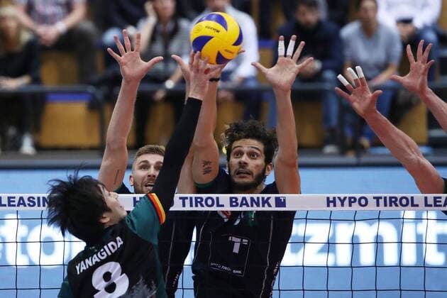 VOLLEYBALL - VBL, Tirol vs Ingersoll INNSBRUCK,AUSTRIA,21.OCT.17 - VOLLEYBALL - VBL, Hypo Tirol AlpenVolleys vs TV Ingersoll Buehl. Image shows Masahiro Yanagida (Buehl), Rudy Verhoeff and Pedro Henrique Frances (Tirol). GEPAxpictures xAndreasxPranter