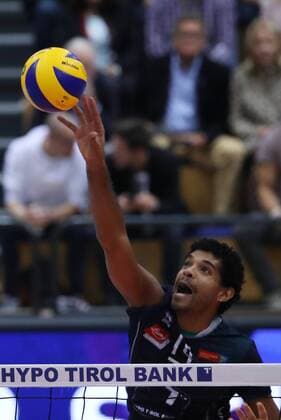 VOLLEYBALL - VBL, Tirol vs Ingersoll INNSBRUCK,AUSTRIA,21.OCT.17 - VOLLEYBALL - VBL, Hypo Tirol AlpenVolleys vs TV Ingersoll Buehl. Image shows Douglas Duarte da Silva (Tirol). GEPAxpictures xAndreasxPranter