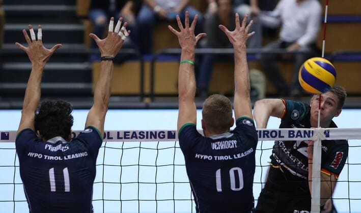 VOLLEYBALL - VBL, Tirol vs Ingersoll INNSBRUCK,AUSTRIA,21.OCT.17 - VOLLEYBALL - VBL, Hypo Tirol AlpenVolleys vs TV Ingersoll Buehl. Image shows Pedro Henrique Frances, Rudy Verhoeff (Tirol) and Felix Ortmann (Buehl). GEPAxpictures xAndreasxPranter