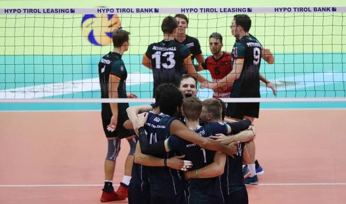 VOLLEYBALL - VBL, Tirol vs Ingersoll INNSBRUCK,AUSTRIA,21.OCT.17 - VOLLEYBALL - VBL, Hypo Tirol AlpenVolleys vs TV Ingersoll Buehl. Image shows the rejoicing of Stefan Chrtiansky, Douglas Duarte da Silva and Igor Grobelny (Tirol). GEPAxpictures xAndreasxPranter
