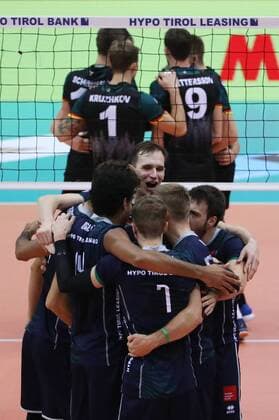 VOLLEYBALL - VBL, Tirol vs Ingersoll INNSBRUCK,AUSTRIA,21.OCT.17 - VOLLEYBALL - VBL, Hypo Tirol AlpenVolleys vs TV Ingersoll Buehl. Image shows the rejoicing of Stefan Chrtiansky, Douglas Duarte da Silva and Igor Grobelny (Tirol). GEPAxpictures xAndreasxPranter