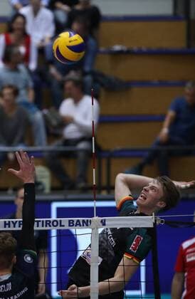 VOLLEYBALL - VBL, Tirol vs Ingersoll INNSBRUCK,AUSTRIA,21.OCT.17 - VOLLEYBALL - VBL, Hypo Tirol AlpenVolleys vs TV Ingersoll Buehl. Image shows Igor Grobelny (Tirol) and Tim Steher (Buehl). GEPAxpictures xAndreasxPranter