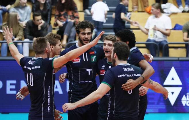 VOLLEYBALL - VBL, Tirol vs Ingersoll INNSBRUCK,AUSTRIA,21.OCT.17 - VOLLEYBALL - VBL, Hypo Tirol AlpenVolleys vs TV Ingersoll Buehl. Image shows the rejoicing of Rudy Verhoeff and Pedro Henrique Frances (Tirol). GEPAxpictures xAndreasxPranter