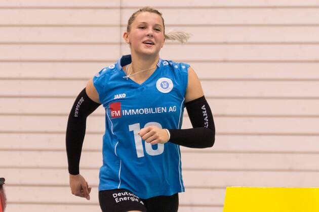 Lisa Stock (VC Wiesbaden, 18, Libero) beim Einlaufen, Volleyball, 1. Bundesliga Frauen, Schwarz-Weiß Erfurt - 1. VC Wiesbaden,