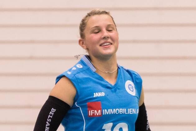 Lisa Stock (VC Wiesbaden, 18, Libero) beim Einlaufen, Volleyball, 1. Bundesliga Frauen, Schwarz-Weiß Erfurt - 1. VC Wiesbaden,