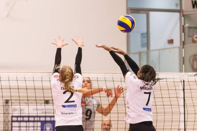 v.li.: Emily Grace Thater (Schwarz-Weiß Erfurt, 2), Erika Mercado Chavez (Schwarz-Weiß Erfurt, 7) beim Block, Volleyball, 1. Bundesliga Frauen, Schwarz-Weiß Erfurt - 1. VC Wiesbaden,