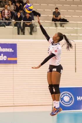 Erika Mercado Chavez (Schwarz-Weiß Erfurt, 7) bei der Angabe, Volleyball, 1. Bundesliga Frauen, Schwarz-Weiß Erfurt - 1. VC Wiesbaden,