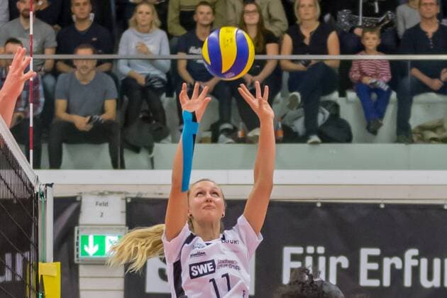 Michaela Wessely (Schwarz-Weiß Erfurt, 11) beim Zuspiel; Aktion, action, Volleyball, 1. Bundesliga Frauen, Schwarz-Weiß Erfurt - 1. VC Wiesbaden,