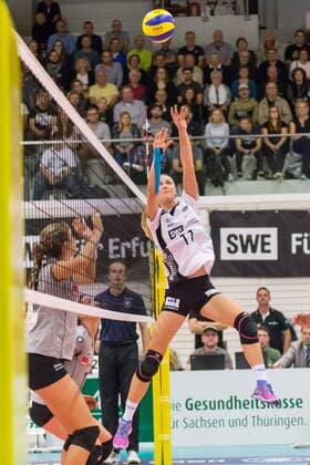 Michaela Wessely (Schwarz-Weiß Erfurt, 11) beim Zuspiel; Aktion, action, Volleyball, 1. Bundesliga Frauen, Schwarz-Weiß Erfurt - 1. VC Wiesbaden,