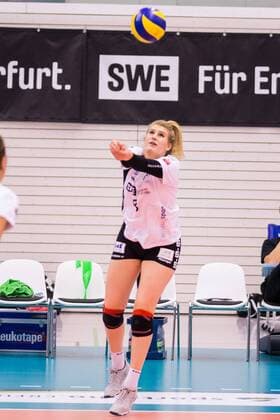 Annalena Grätz (Schwarz-Weiß Erfurt, 8) beim Zuspiel; Freisteller, Einzelbild, Aktion, action, Volleyball, 1. Bundesliga Frauen, Schwarz-Weiß Erfurt - 1. VC Wiesbaden,