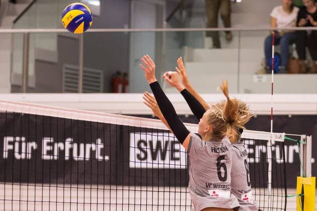 v.li.: Selma Hetmann (VC Wiesbaden, 6), Kimberly Drewniok (VC Wiesbaden, 8) beim Block, Volleyball, 1. Bundesliga Frauen, Schwarz-Weiß Erfurt - 1. VC Wiesbaden,