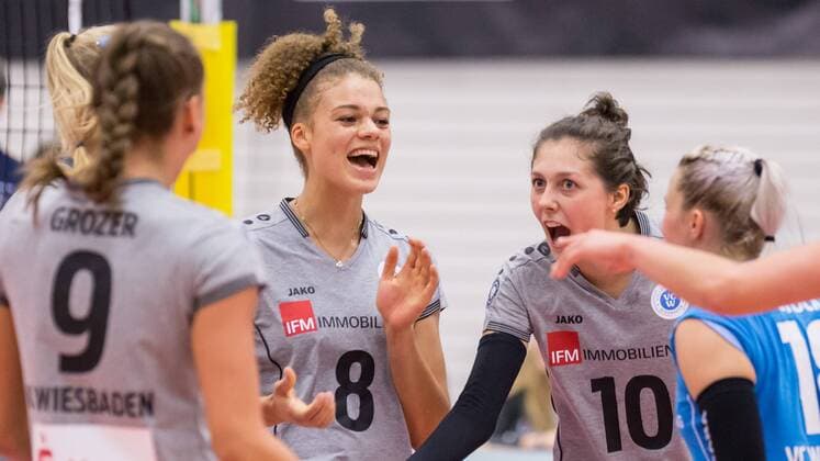 Jubel, celebration bei 1. VC Wiesbaden; v.li.: Dora Grozer (VC Wiesbaden, 9), Kimberly Drewniok (VC Wiesbaden, 8), Irina Kemmsies (VC Wiesbaden, 10), Lisa Stock (VC Wiesbaden, 18, Libero), Volleyball, 1. Bundesliga Frauen, Schwarz-Weiß Erfurt - 1. VC Wiesbaden,