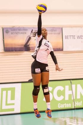 Erika Mercado Chavez (Schwarz-Weiß Erfurt, 7) bei der Angabe, Volleyball, 1. Bundesliga Frauen, Schwarz-Weiß Erfurt - 1. VC Wiesbaden,
