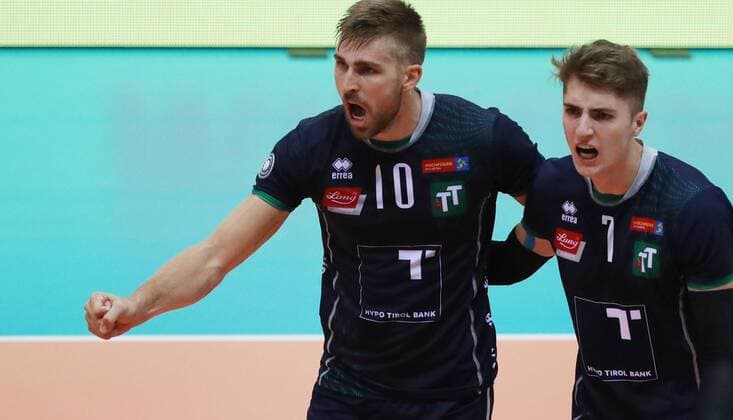 VOLLEYBALL - VBL, Tirol vs Ingersoll INNSBRUCK,AUSTRIA,21.OCT.17 - VOLLEYBALL - VBL, Hypo Tirol AlpenVolleys vs TV Ingersoll Buehl. Image shows the rejoicing of Rudy Verhoeff and Igor Grobelny (Tirol). GEPAxpictures xAndreasxPranter