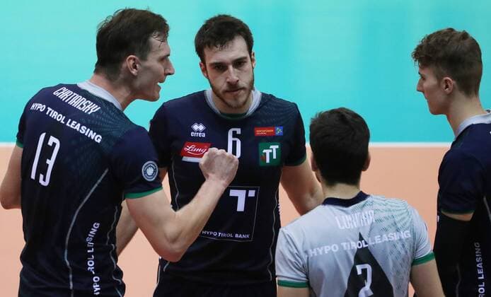 VOLLEYBALL - VBL, Tirol vs Ingersoll INNSBRUCK,AUSTRIA,21.OCT.17 - VOLLEYBALL - VBL, Hypo Tirol AlpenVolleys vs TV Ingersoll Buehl. Image shows the rejoicing of Stefan Chrtiansky jun., Daniel Gelinski and Lucas Provenzano Joao de Deus (Tirol). GEPAxpictures xAndreasxPranter