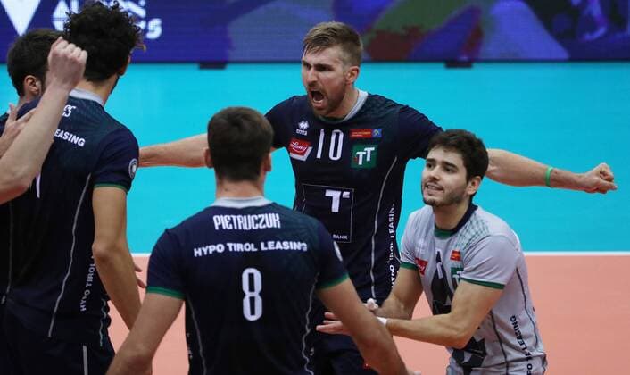 VOLLEYBALL - VBL, Tirol vs Ingersoll INNSBRUCK,AUSTRIA,21.OCT.17 - VOLLEYBALL - VBL, Hypo Tirol AlpenVolleys vs TV Ingersoll Buehl. Image shows the rejoicing of Rudy Verhoeff, Bartosz Pietruczuk and Lucas Provenzano Joao de Deus (Tirol). GEPAxpictures xAndreasxPranter