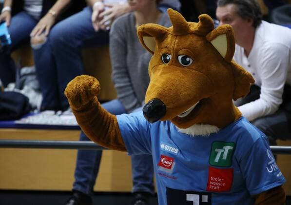 VOLLEYBALL - VBL, Tirol vs Ingersoll INNSBRUCK,AUSTRIA,21.OCT.17 - VOLLEYBALL - VBL, Hypo Tirol AlpenVolleys vs TV Ingersoll Buehl. Image shows a mascot. GEPAxpictures xAndreasxPranter