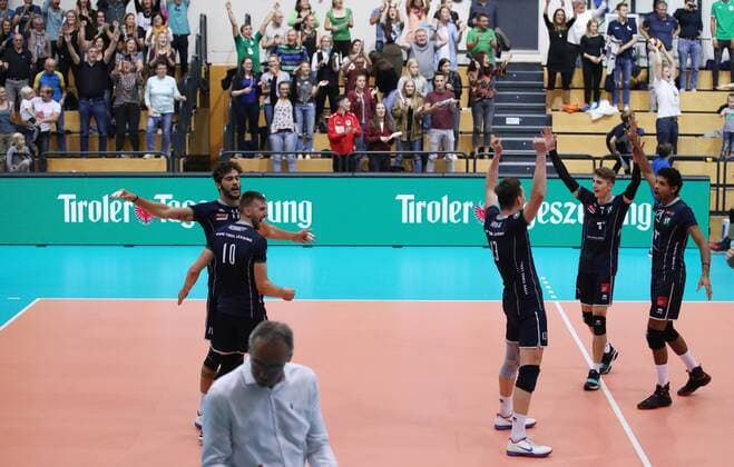 VOLLEYBALL - VBL, Tirol vs Ingersoll INNSBRUCK,AUSTRIA,21.OCT.17 - VOLLEYBALL - VBL, Hypo Tirol AlpenVolleys vs TV Ingersoll Buehl. Image shows the rejoicing of head coach Stefan Chrtiansky, Rudy Verhoeff, Pedro Henrique Frances, Stefan Chrtiansky jun., Igor Grobelny and Douglas Duarte da Silva (Tirol). GEPAxpictures xAndreasxPranter