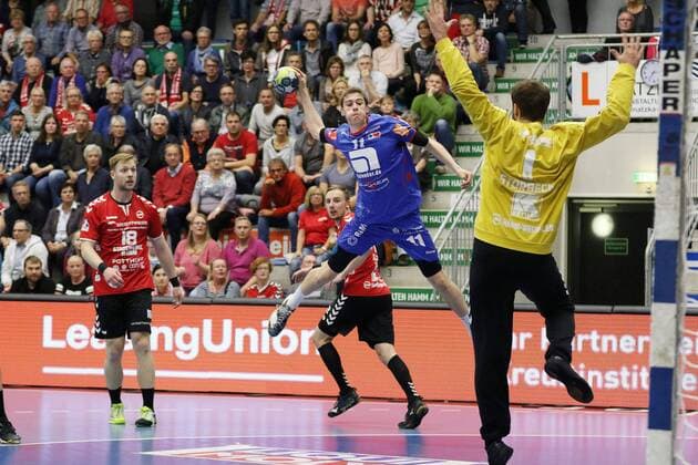 Tim Nothdurft (HBW Balingen-Weilstetten 11) gegen Felix Storbeck (ASV Hamm-Westfalen 1)(vorne), ASV Hamm-Westfalen vs HBW Balingen-Weilstetten, Handball, 2. Bundesliga, 21.10.2017, Hamm Copyright: xEibner-Pressefoto Strohdiekx EP_JSK