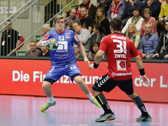 Dadi Runarsson (HBW Balingen-Weilstetten 13) gegen Bjoern Zintel (ASV Hamm-Westfalen 31)(rechts) , ASV Hamm-Westfalen vs HBW Balingen-Weilstetten, Handball, 2. Bundesliga, 21.10.2017, Hamm Copyright: xEibner-Pressefoto Strohdiekx EP_JSK