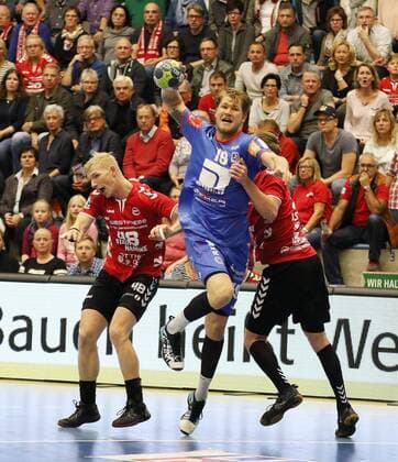 Markus Stegefelt (HBW Balingen-Weilstetten 19) gegen Julian Possehl (ASV Hamm-Westfalen 48)(links) und Lukas Blohme (ASV Hamm-Westfalen 2)(rechts) , ASV Hamm-Westfalen vs HBW Balingen-Weilstetten, Handball, 2. Bundesliga, 21.10.2017, Hamm Copyright: xEibner-Pressefoto Strohdiekx EP_JSK