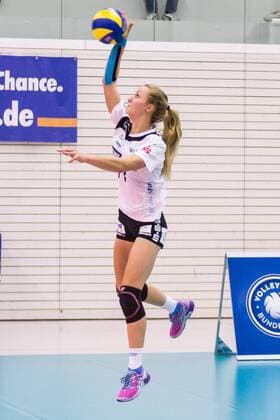 Michaela Wessely (Schwarz-Weiß Erfurt, 11) bei der Angabe; Freisteller, Einzelbild, Aktion, action, Volleyball, 1. Bundesliga Frauen, Schwarz-Weiß Erfurt - 1. VC Wiesbaden,