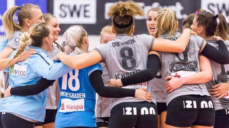 Jubel, celebration bei 1. VC Wiesbaden über den Sieg; Jubel, celebration; Teamkreis, Mannschaftskreis, Ansprache, Motivation, Volleyball, 1. Bundesliga Frauen, Schwarz-Weiß Erfurt - 1. VC Wiesbaden,