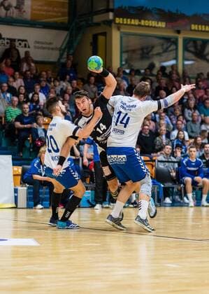 vl. Gabriel De Santis 14 (HC Elbflorenz 2016) mit (l) Jonas Hoenicke 20 (Dessau-Rosslauer HV 06) und (r) Florian Pfeiffer 14 (Dessau-Rosslauer HV 06) Bauhausstadt Dessau Copyright: xEibner-Pressefoto HartmutxBoesenerx EP_BOE