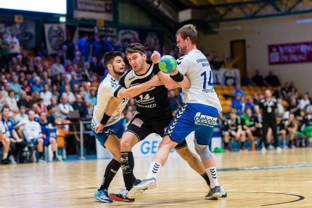 vl. Gabriel De Santis 14 (HC Elbflorenz 2016) mit (l) Jonas Hoenicke 20 (Dessau-Rosslauer HV 06) und (r) Florian Pfeiffer 14 (Dessau-Rosslauer HV 06) Bauhausstadt Dessau Copyright: xEibner-Pressefoto HartmutxBoesenerx EP_BOE