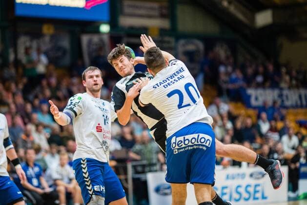 Adrian Kammlodt ( HC Elbflorenz 2016) mit (r) Jonas Hoenicke ( 20 Dessau-Rosslauer HV 06) und (l) Florian Pfeiffer ( 14 of Dessau-Rosslauer HV 06) Bauhausstadt Dessau Copyright: xEibner-Pressefoto HartmutxBoesenerx EP_BOE