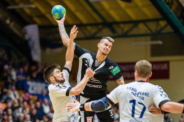 Roman Becvar( 33 of HC Elbflorenz 2016) mit Ball und (Jonas Hoenicke 20 of Dessau-Rosslauer HV 06) Bauhausstadt Dessau Copyright: xEibner-Pressefoto HartmutxBoesenerx EP_BOE
