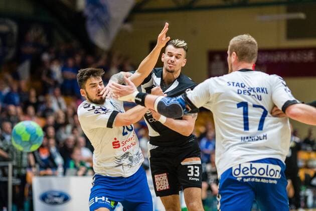 Roman Becvar( 33 of HC Elbflorenz 2016) mit Ball und (Jonas Hoenicke 20 of Dessau-Rosslauer HV 06) Bauhausstadt Dessau Copyright: xEibner-Pressefoto HartmutxBoesenerx EP_BOE
