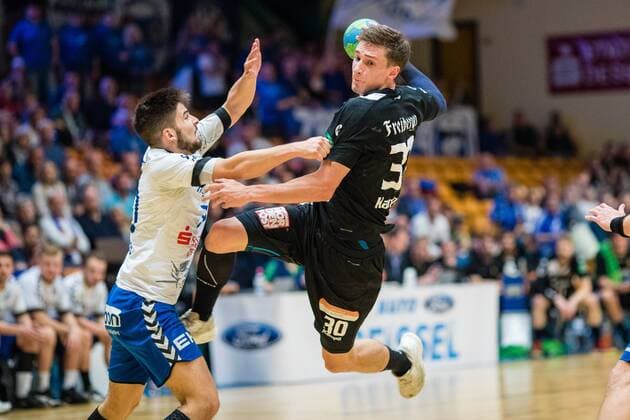 Adrian Kammlodt ( 30 of HC Elbflorenz 2016) mit Ball und Jonas Hoenicke ( 20 of Dessau-Rosslauer HV 06) Bauhausstadt Dessau Copyright: xEibner-Pressefoto HartmutxBoesenerx EP_BOE