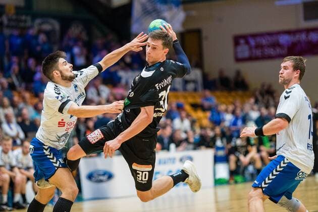 Adrian Kammlodt ( 30 of HC Elbflorenz 2016) mit Ball und Jonas Hoenicke ( 20 of Dessau-Rosslauer HV 06) Bauhausstadt Dessau Copyright: xEibner-Pressefoto HartmutxBoesenerx EP_BOE