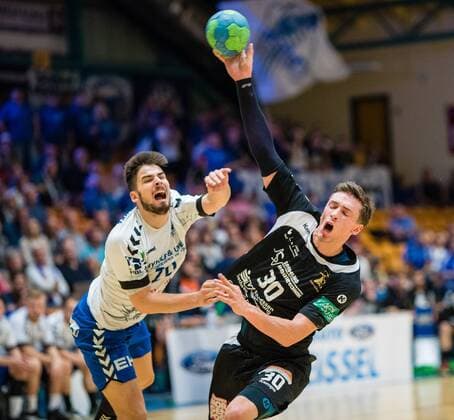 Adrian Kammlodt ( 30 of HC Elbflorenz 2016) mit Ball und Jonas Hoenicke ( 20 of Dessau-Rosslauer HV 06) Bauhausstadt Dessau Copyright: xEibner-Pressefoto HartmutxBoesenerx EP_BOE