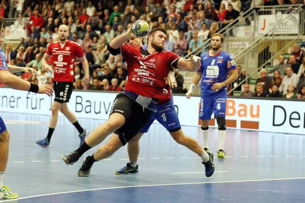 Jan Brosch (ASV Hamm-Westfalen 5) gegen Matthias Flohr (HBW Balingen-Weilstetten 6)(hinten), ASV Hamm-Westfalen vs HBW Balingen-Weilstetten, Handball, 2. Bundesliga, 21.10.2017, Hamm Copyright: xEibner-Pressefoto Strohdiekx EP_JSK