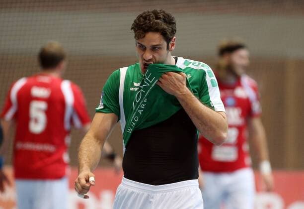 v.li.: Benedikt Brielmeier (DJK Rimpar Wölfe) enttäuscht schauend, Enttäuschung, disappointed, DKB 2. Handball-Bundesliga, DJK Rimpar Wölfe - Bergischer HC,