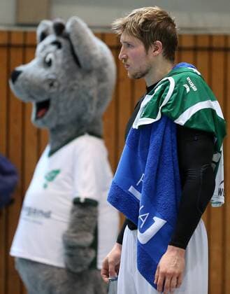 v.li.: Maskottchen Lupo (DJK Rimpar Wölfe), Jan Schäffer (DJK Rimpar Wölfe) enttäuscht schauend, Enttäuschung, disappointed, DKB 2. Handball-Bundesliga, DJK Rimpar Wölfe - Bergischer HC,