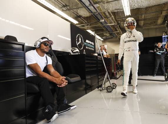 Motorsports: FIA Formula One World Championship WM Weltmeisterschaft 2017, Grand Prix of United States, 44 Lewis Hamilton (GBR, Mercedes AMG Petronas F1 Team) with his brother Nicolas Austin United States of America