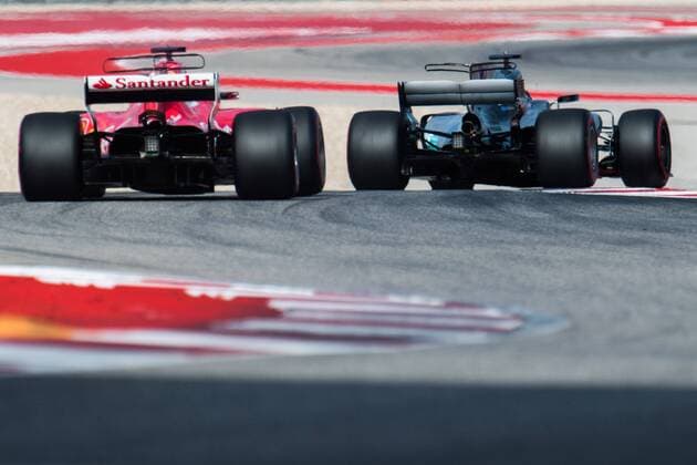 Bilder des Tages - SPORT 21.10.2017 - Qualifying, Sebastian Vettel (GER) Scuderia Ferrari SF70H and Lewis Hamilton (GBR) Mercedes AMG F1 W08 United States Grand Prix, Austin 19 - 22 October 2017 21.10.2017 - Qualifying, Sebastian Vettel (GER) Scuderia Ferrari SF70H and Lewis Hamilton (GBR) Mercedes AMG F1 W08 