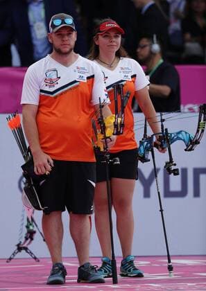 Bogenschießen, WM in Mexiko Dutch duo formed by Sanne De Laat and Mike Schloesser competes before Italy for the bronze medal during the mixed composite bow competition of the 2017 World Archery Championships, in Mexico City, Mexico, 21 October 2017. 2017 World Archery Championships in Mexico City !ACHTUNG: NUR REDAKTIONELLE NUTZUNG!  Copyright: xJosexMendezx MEX01 20171022-636442405233461716