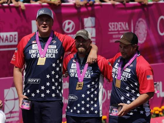 Bogenschießen, WM in Mexiko US team formed by Braden Gellenthien, Kristofer Schaff and Steve Anderson wins the gold medal during the men s composite bow competition of the 2017 World Archery Championships, in Mexico City, Mexico, 21 October 2017. 2017 World Archery Championships in Mexico City !ACHTUNG: NUR REDAKTIONELLE NUTZUNG!  Copyright: xJosexMendezx MEX01 20171022-636442405296485716