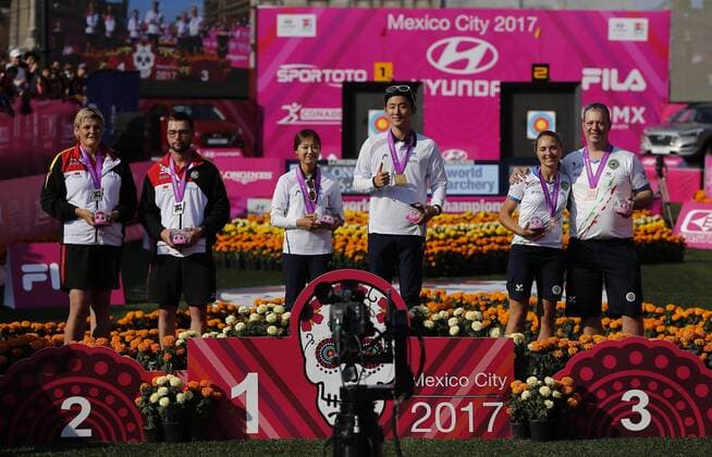 Bogenschießen, WM in Mexiko (L-R) German duo Kristina Heigenhauser and Marcel Trachsel (silver), South Korean duo Song Yun Soo and Kim Jongho (gold), and Italian duo Irene Franchini and Sergio Pagni (bronze) pose for a picture during the award ceremony of the mixed composite bow competition, at the 2017 World Archery Championships, in Mexico City, Mexico, 21 October 2017. 2017 World Archery Championships in Mexico City !ACHTUNG: NUR REDAKTIONELLE NUTZUNG!  Copyright: xJosexMendezx MEX01 20171022-636442409353265716