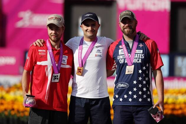 Bogenschießen, WM in Mexiko (L-R) Danish Stephan Hansen (silver), French Sebastien Peineau (gold) and US Braden Gellenthien (bronze) pose during the award ceremony of the men s composite bow competition, at the 2017 World Archery Championships, in Mexico City, Mexico, 21 October 2017. 2017 World Archery Championships in Mexico City !ACHTUNG: NUR REDAKTIONELLE NUTZUNG!  Copyright: xJosexMendezx MEX01 20171022-636442412000870998