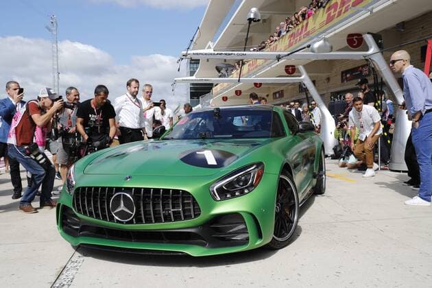 Motorsports: FIA Formula One World Championship WM Weltmeisterschaft 2017, Grand Prix of United States, Usain Bolt and 44 Lewis Hamilton (GBR, Mercedes AMG Petronas F1 Team) Austin United States of America
