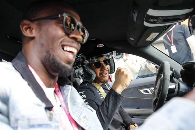 Bilder des Tages - SPORT Motorsports: FIA Formula One World Championship WM Weltmeisterschaft 2017, Grand Prix of United States, Usain Bolt and 44 Lewis Hamilton (GBR, Mercedes AMG Petronas F1 Team) Austin United States of America