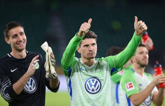 VfL vs Hoffenheim, 1. BL Wolfsburg, Deutschland. 22.10.2017, FUßBALL - VfL Wolfsburg vs TSG 1899 Hoffenheim, 1. Bundesliga, Saison 2017-2018, Volkswagen Arena. Bild zeigt: Mario Gomez (VfL Wolfsburg), Torwart Koen Casteels (VfL Wolfsburg) bedanken sich bei den Fans Wolfsburg