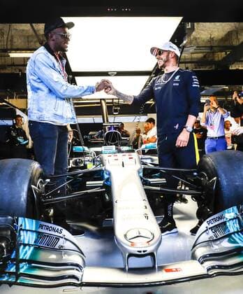Bilder des Tages - SPORT Motorsports: FIA Formula One World Championship WM Weltmeisterschaft 2017, Grand Prix of United States, Usain Bolt and 44 Lewis Hamilton (GBR, Mercedes AMG Petronas F1 Team) Austin United States of America